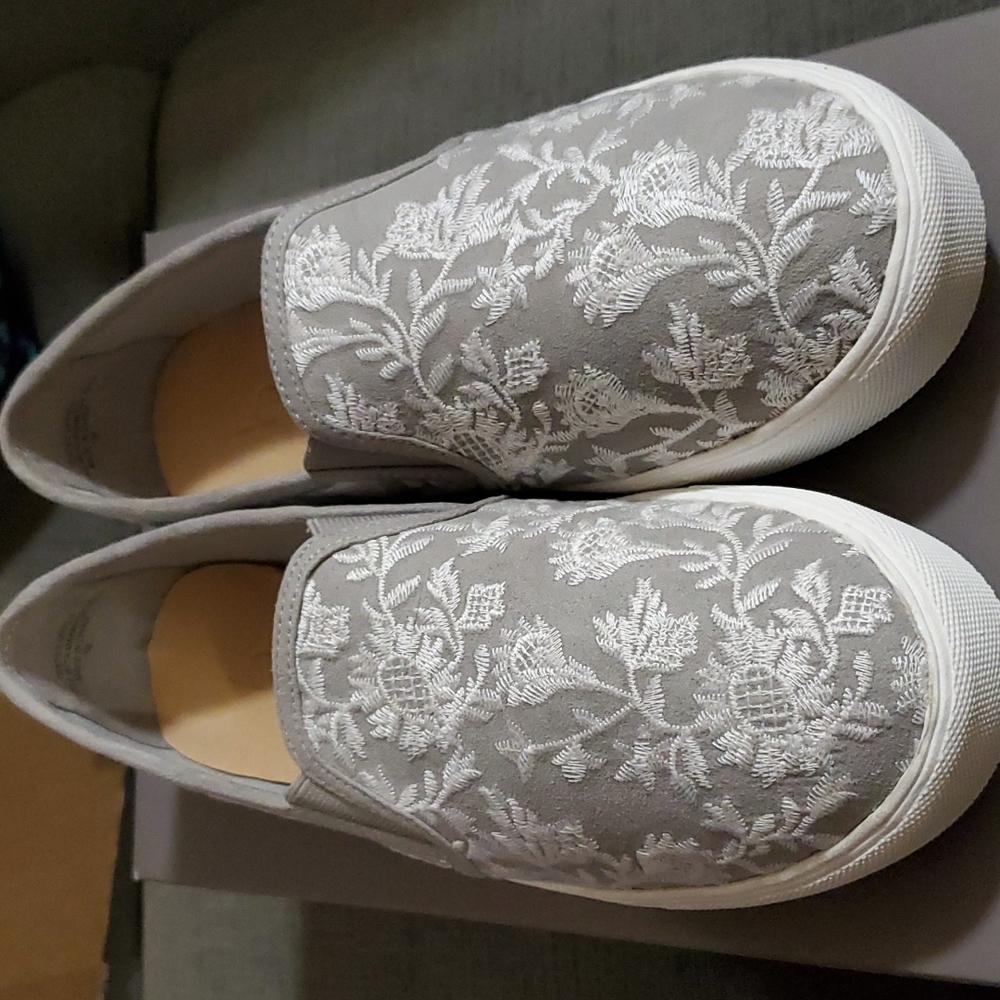 Size 7 Loft Embroidered Slide Sneaker